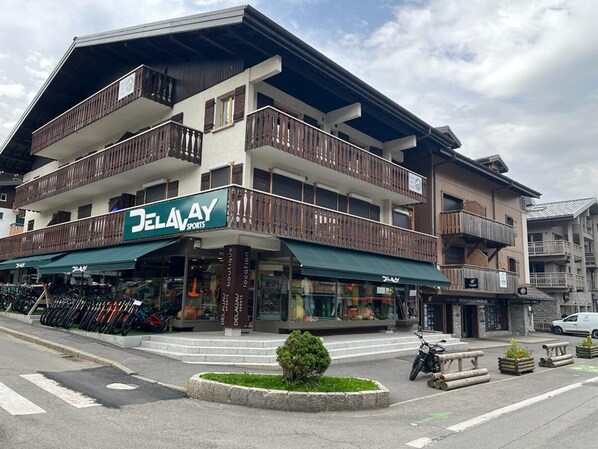 Exterior - Central Apartment with Large Terrace, Near Lifts - Sleeps 6/8 (Les Gets)