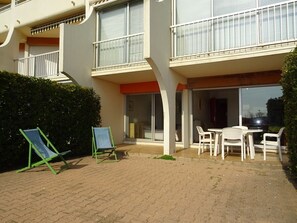 Outdoor dining - Beachside 2-Bedroom Apartment with Pool Access, Terraces, and Parking in Palavas-les-Flots (Palavas-les-Flots)