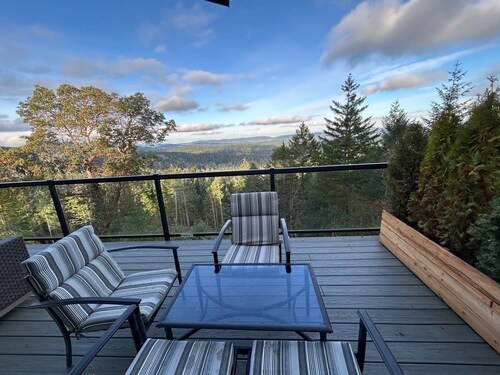 Entire Suite, Ocean, mountain view, hot tub, next to Mountain Maxwell park. 