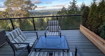 Entire Suite, Ocean, mountain view, hot tub, next to Mountain Maxwell park.