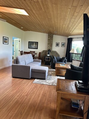 تلفزيون ذكي، مدفأة، مشغل دي في دي، كُتُب