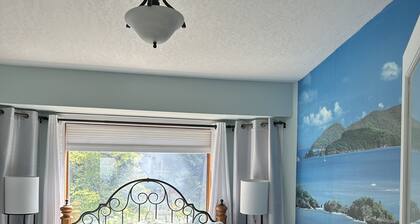 Entire Suite, Ocean, mountain view, hot tub, next to Mountain Maxwell park.