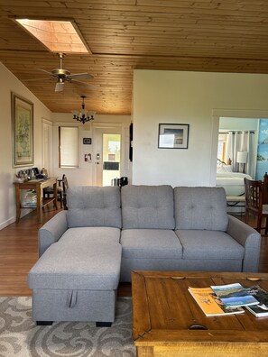 تلفزيون ذكي، مدفأة، مشغل دي في دي، كُتُب