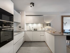 Kühlschrank, Mikrowelle, Ofen, Herdplatte