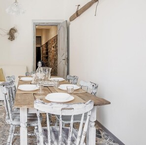 Apartment | Essbereich im Zimmer