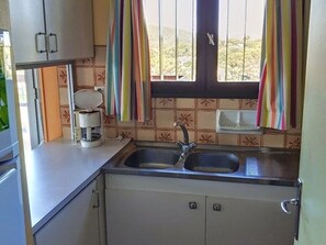 Mikrowelle, Ofen, Herdplatte, Wasserkocher mit Kaffee-/Teezubehör