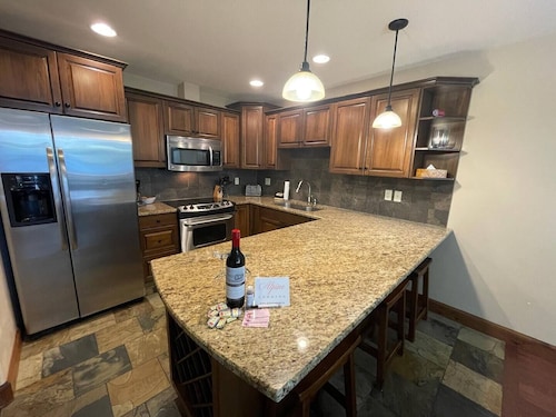 TimberStone 25 - Golf - Ski - Hike - Chill - Private Hot Tub - Sleeps 10