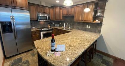 TimberStone 25 - Golf - Ski - Hike - Chill - Private Hot Tub - Sleeps 10