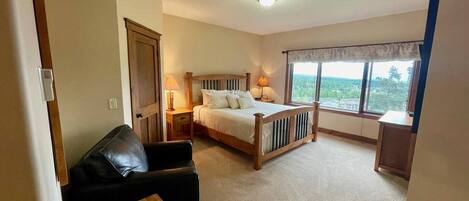 4 bedrooms, desk, iron/ironing board, free WiFi