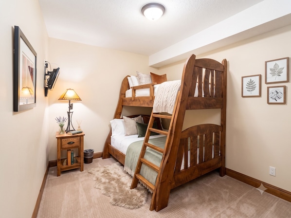 4 bedrooms, iron/ironing board, WiFi (free), bed sheets