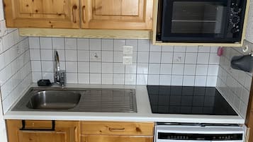 Een koelkast, een magnetron, een oven, een kookplaat