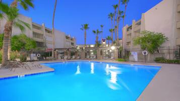 Utendørsbasseng og et oppvarmet basseng