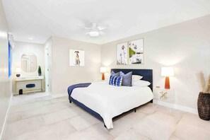 2 soverom, skrivebord, strykejern/-brett og reiseseng for barn