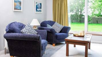 Rumah, Beberapa Tempat Tidur | Ruang keluarga | Televisi 30-inci dengan saluran TV digital dan perapian