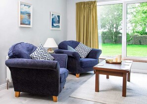 Casa, varias camas | Sala de estar | Televisión de 30 pulgadas con canales digitales, una chimenea