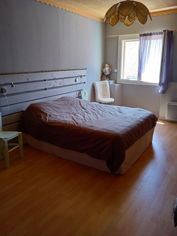 3 bedrooms, iron/ironing board, bed sheets