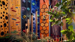 A climbing wall with various holds and a digital timer. - Hotel De Eemhof by Center Parcs (Zeewolde)