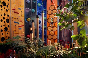 Una pared de escalada con diversos puntos de agarre y un temporizador digital.