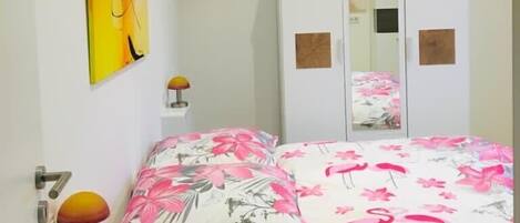 1 slaapkamer, een strijkplank/strijkijzer, reisbedje, gratis wifi