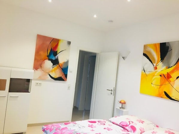 2 bedrooms, iron/ironing board, travel cot, free WiFi
