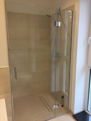 Shower, hair dryer, towels, soap - Wohnen im Grünen (Rösrath)