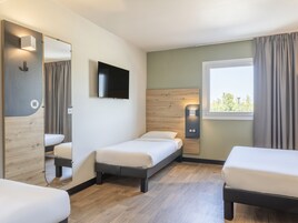 Desk, soundproofing, free WiFi, bed sheets