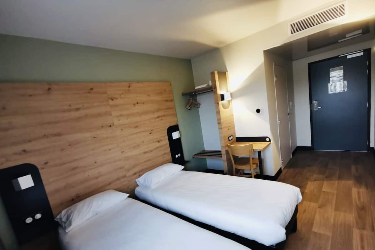 Desk, soundproofing, free WiFi, bed sheets
