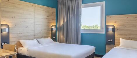 Een bureau, geluiddichte muren, gratis wifi, beddengoed