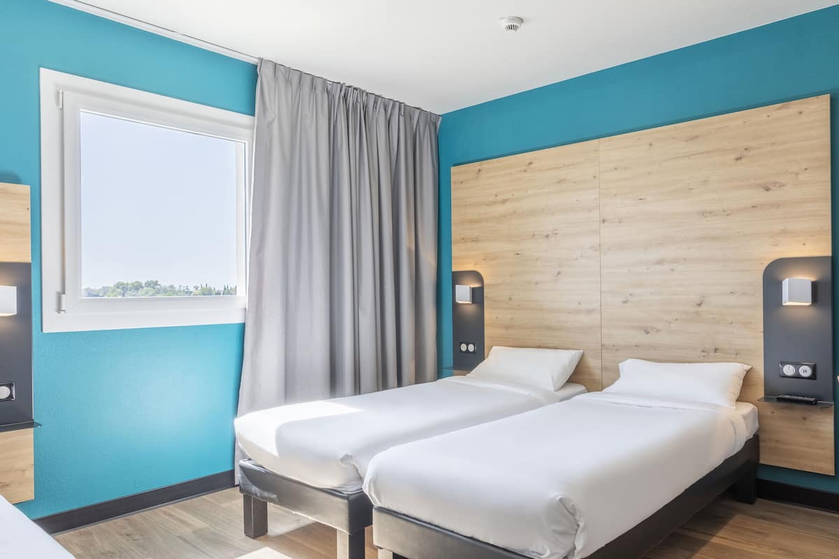 Escritorio, insonorización, wifi gratis y ropa de cama
