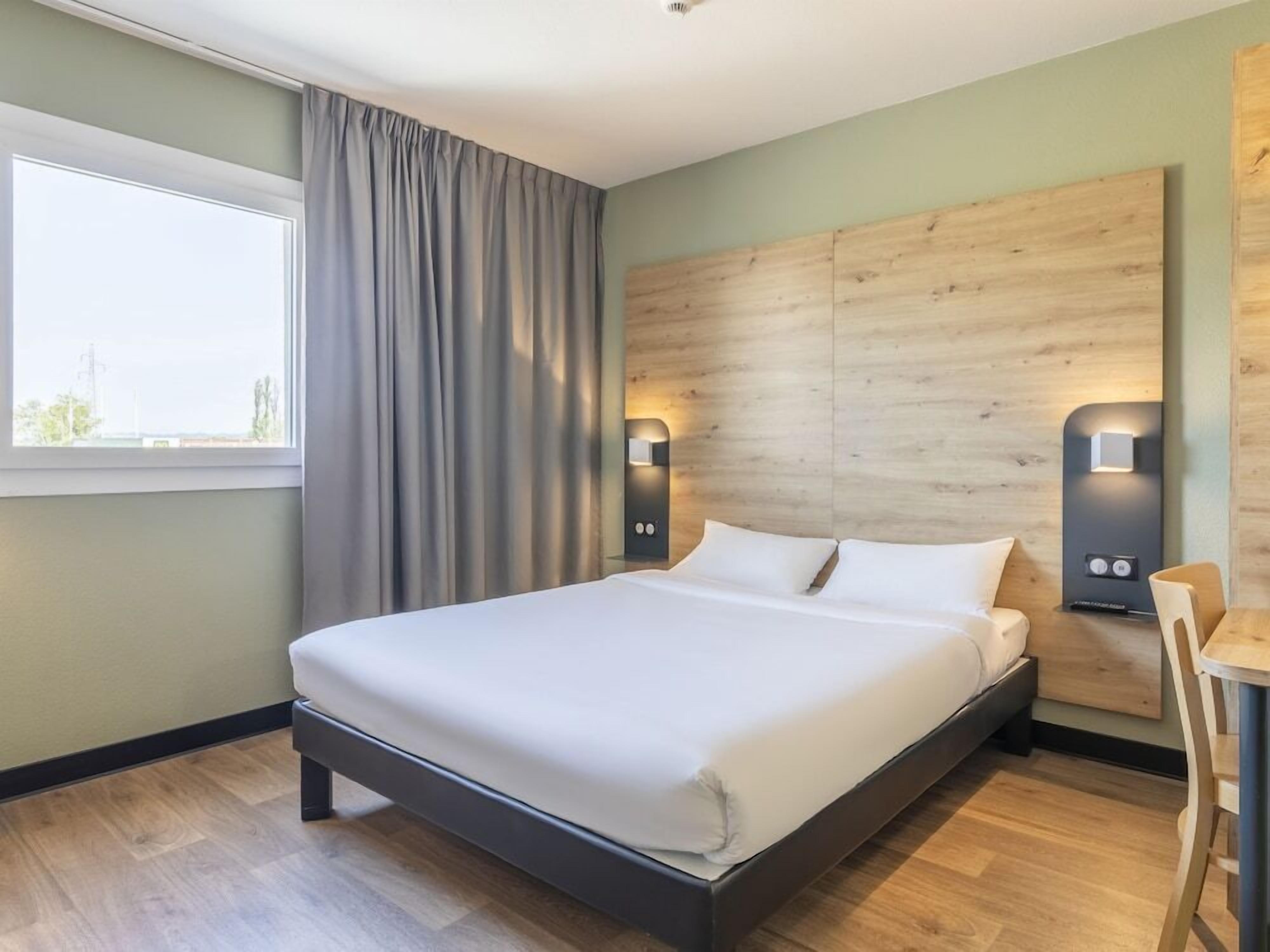 Desk, soundproofing, free WiFi, bed sheets