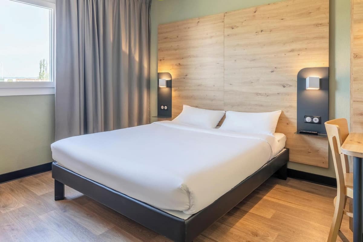 Double Room | Desk, soundproofing, free WiFi, bed sheets