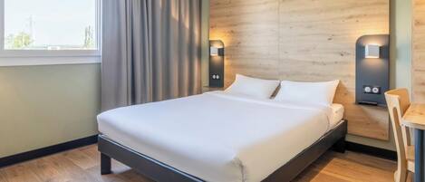 Double Room | Desk, soundproofing, WiFi (free), bed sheets