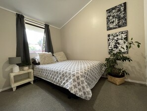 3 bedrooms, desk, WiFi, bed sheets - Relaxed home, Close to beach, Bayfair and retirement homes (Mount Maunganui)