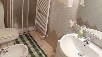 Dusche, Haartrockner, Bidet, HandtĂŒcher
