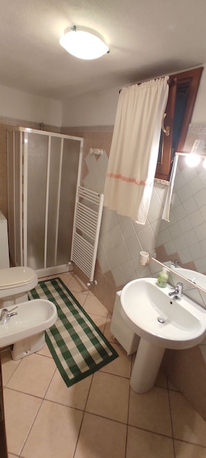 Dusche, Haartrockner, Bidet, Handtücher
