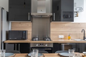Een koelkast, een microgolfoven, een oven, een kookplaat