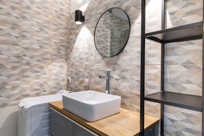 Douche, sèche-cheveux, serviettes fournies, papier toilette