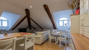 Une chambre moderne de style loft, comprenant un coin repas, un canapé et une cuisine.