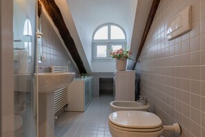 Dusch, hårtork, bidé och handdukar