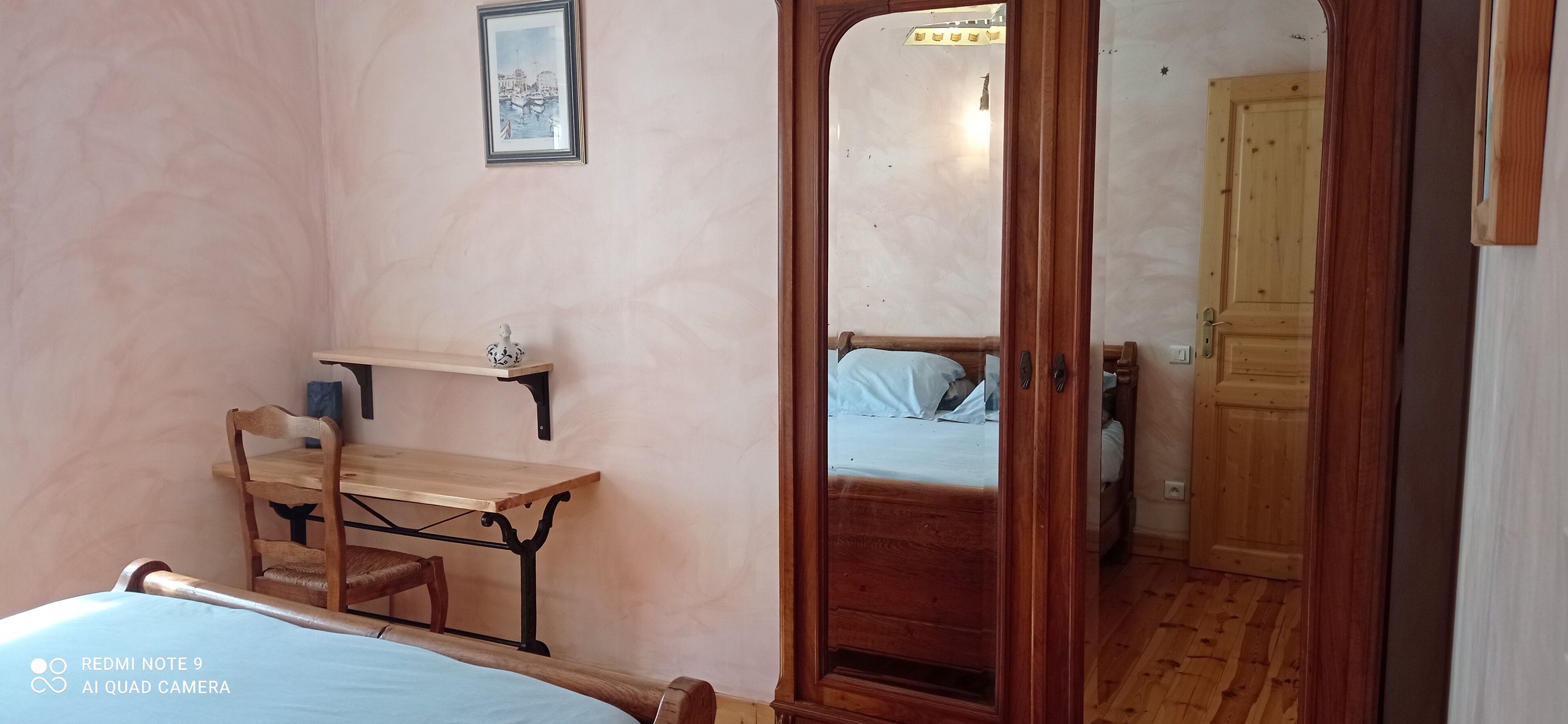 2 quartos, escrivaninha, ferros/tábuas de passar roupa