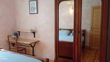 2 quartos, escrivaninha, ferros/tábuas de passar roupa