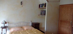 2 bedrooms, desk, iron/ironing board, free WiFi