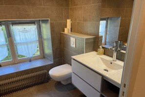 Bathtub, hair dryer, soap, toilet paper - The Palladian Villa, Syam Castle (Syam)