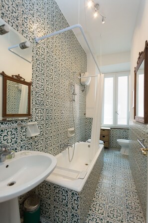 Baignoire, séchoir à cheveux, bidet, serviettes fournies