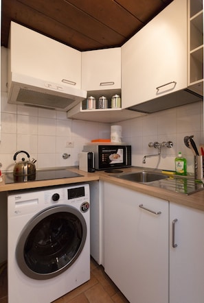 Réfrigérateur, micro-ondes, plaque de cuisson, cafetière/bouilloire