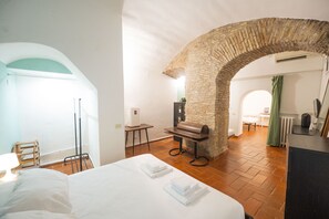 مكواة/لوح كي وسرير سفر وواي فاي مجانًا وملاءات أسرّة