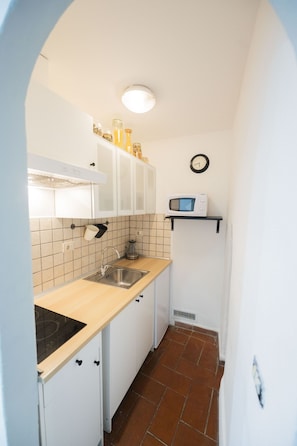 Fridge, microwave, oven, stovetop - Campo de Fiori Grotto Apartment (Roma)