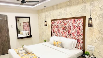 Club by Oak | In-room safe, desk, laptop workspace, free WiFi