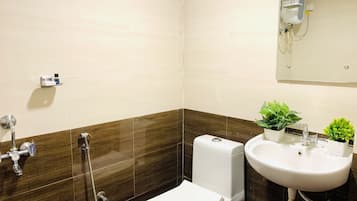 Club by Oak | Bathroom | Shower, free toiletries, towels