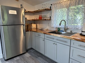 Fridge, microwave, oven, stovetop - Waterfront, Updated Oceanfront Gem for 2, near Bowdoin College, Harpswell, and much more! (Brunswick)